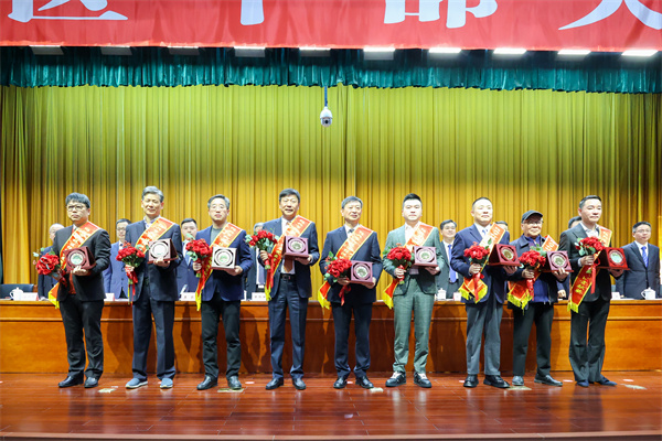 集團董事長(cháng)兼總裁方朝陽(yáng)領(lǐng)獎.jpg