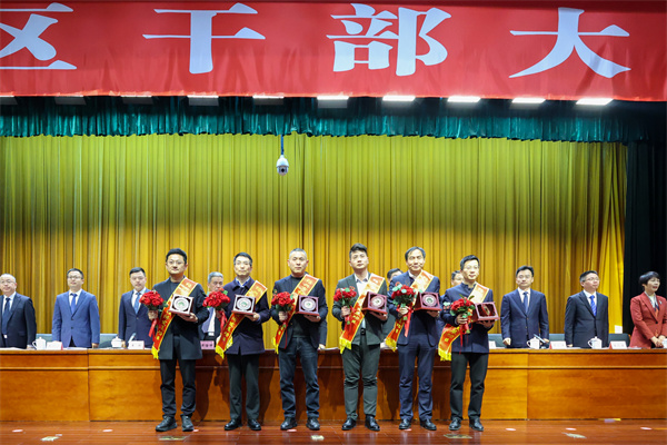 集團執行董事長(cháng)兼執行總裁孫關(guān)富領(lǐng)獎 (2).jpg