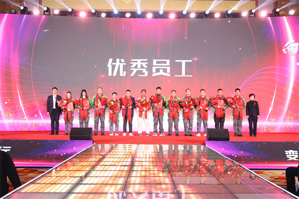 02集團總裁助理黃幼仙女士、江志國先生為優(yōu)秀員工（第二批）獲得者頒獎.jpg