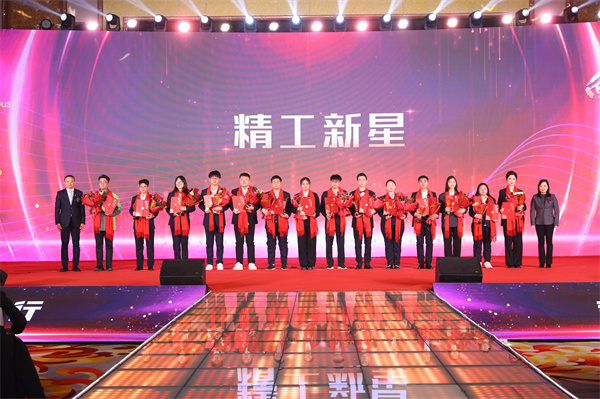 03集團副總裁沈月華女士、齊三六先生為精工新星獲得者頒獎.jpg